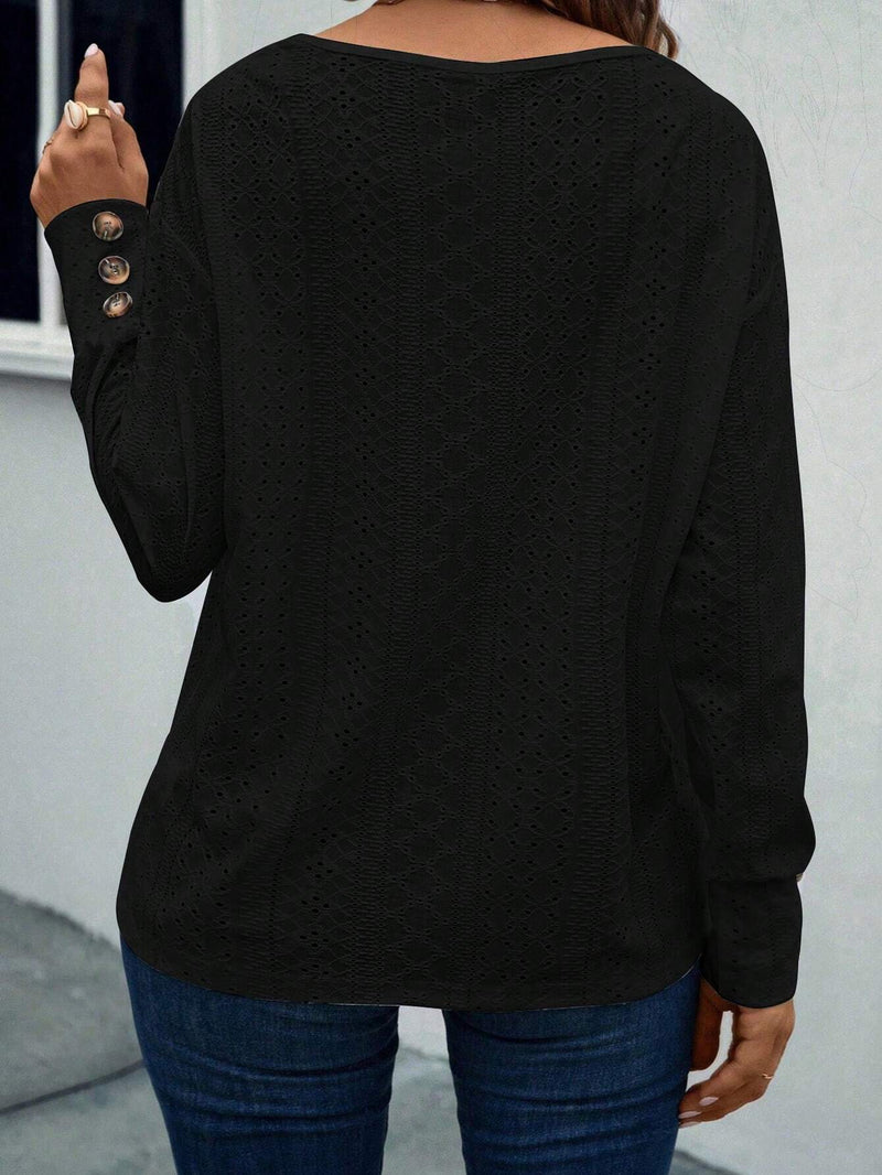 Camisa Feminina com decote em V e botões nas mangas. Plus Size