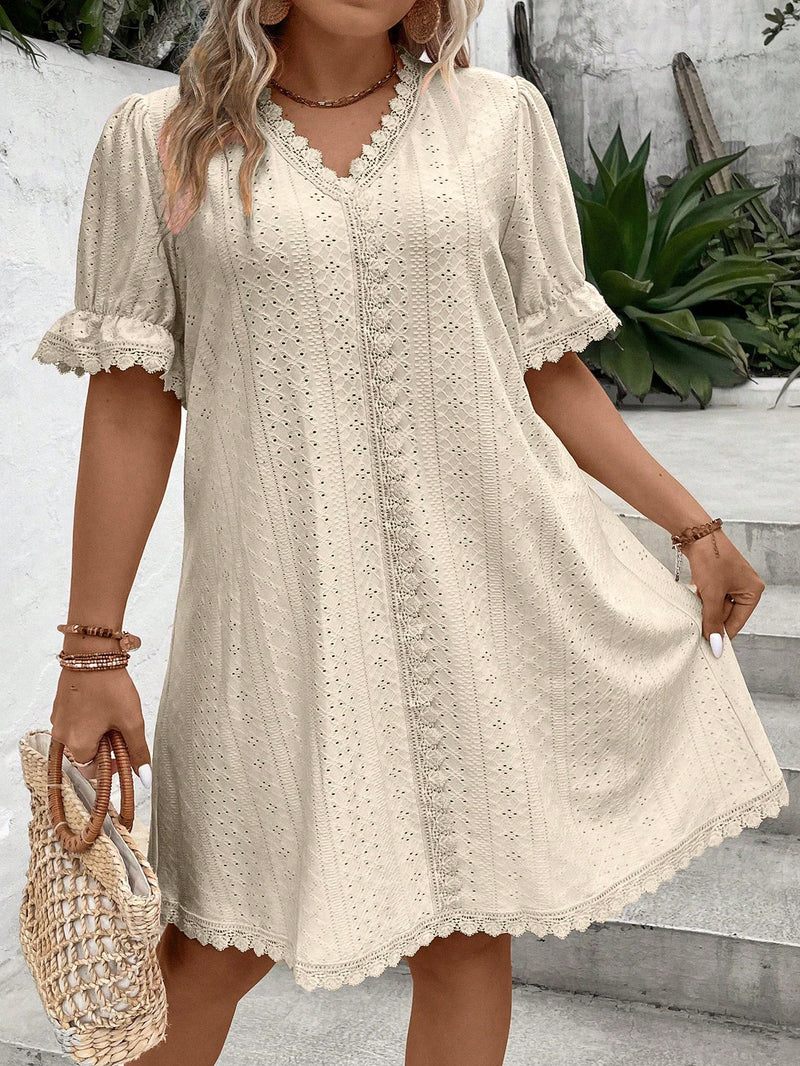 Vestido Feminino com Contraste de Renda e Ilhós Bordados. Plus Size - Rebeca